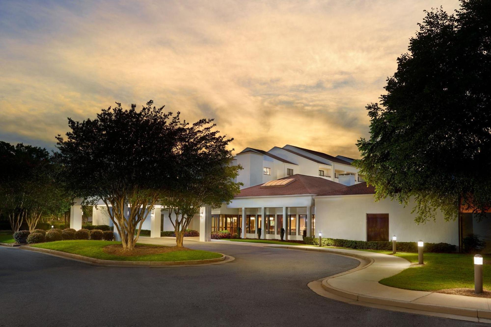 Готель Courtyard By Marriott Atlanta Executive Park/Emory Екстер'єр фото